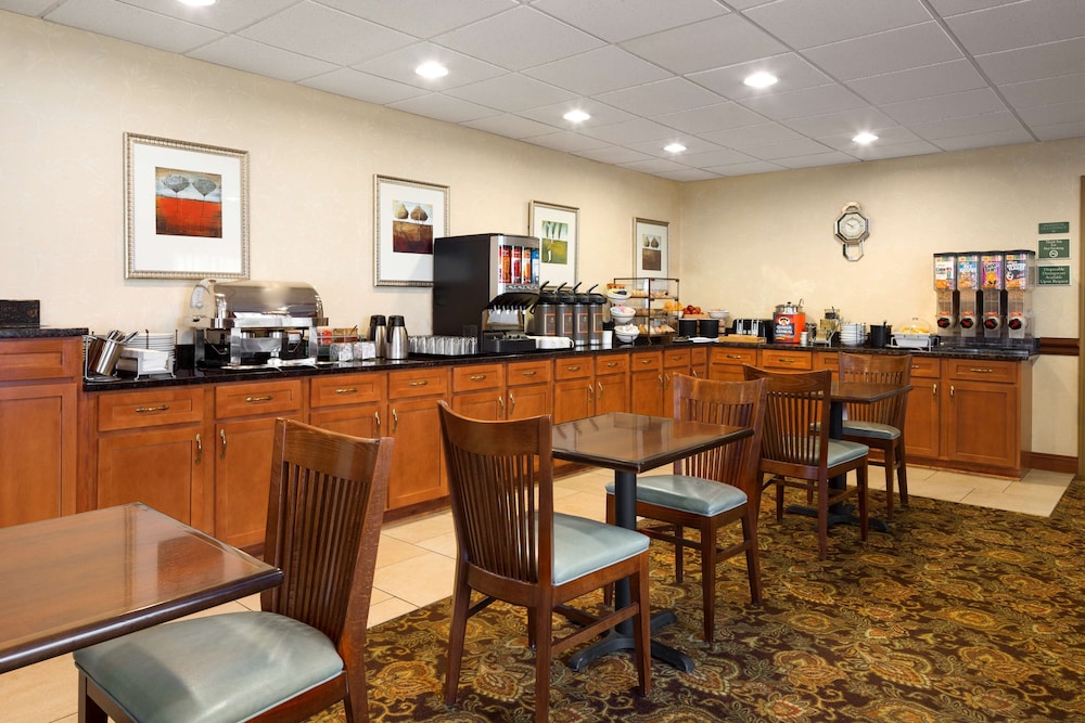 Country Inn & Suites by Radisson, Rossford - Toledo South 22/28
