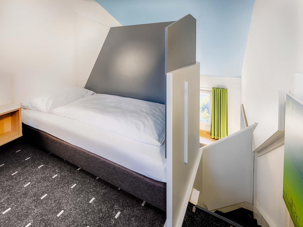 ROOM, QUADRUPLE