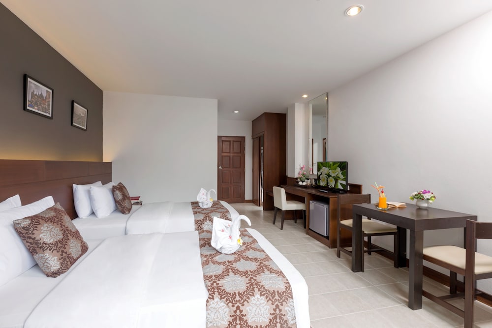THE HOLIDAY RESORT PATTAYA 8/28