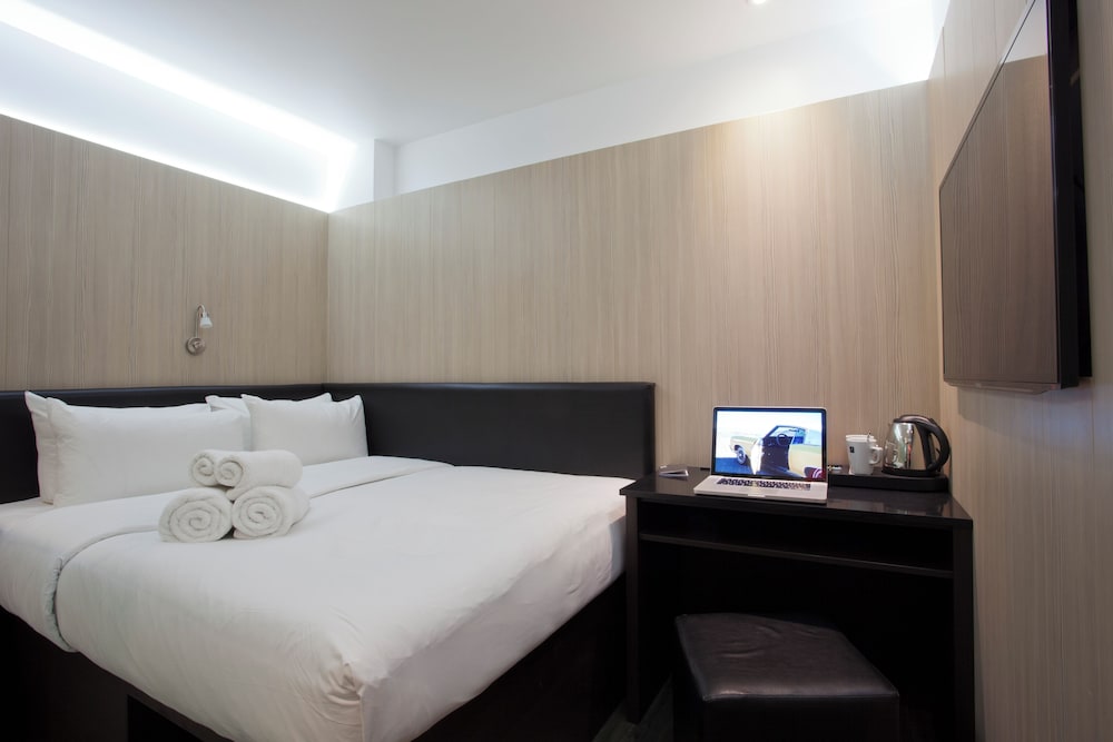 ROOM, QUEEN BED, NO WINDOW