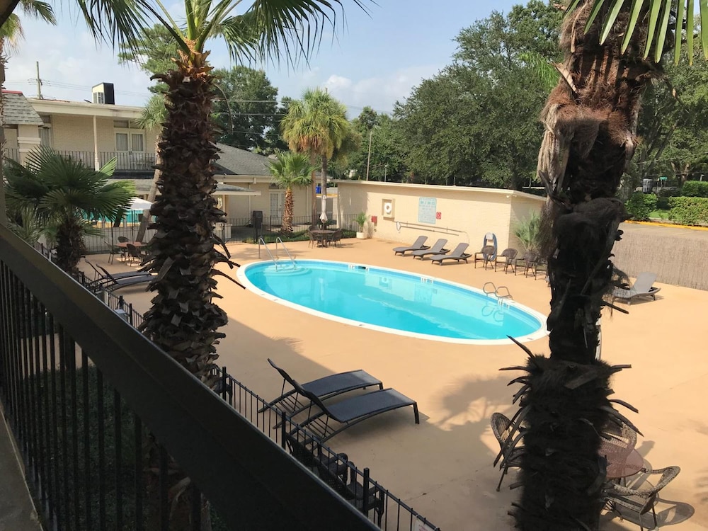Carmel Inn Suites 1/47