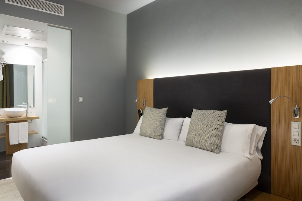 ROOM, QUADRUPLE
