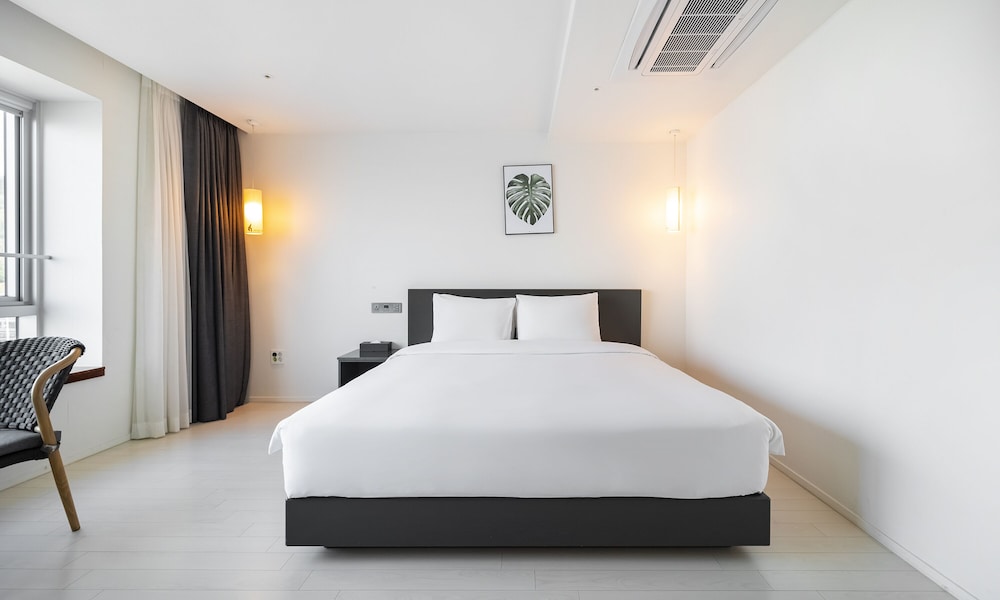 Art, Premium, 2 Futon Beds, Partial Ocean View, Pool Access