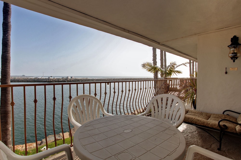 Oceanside Marina Suites 16/43