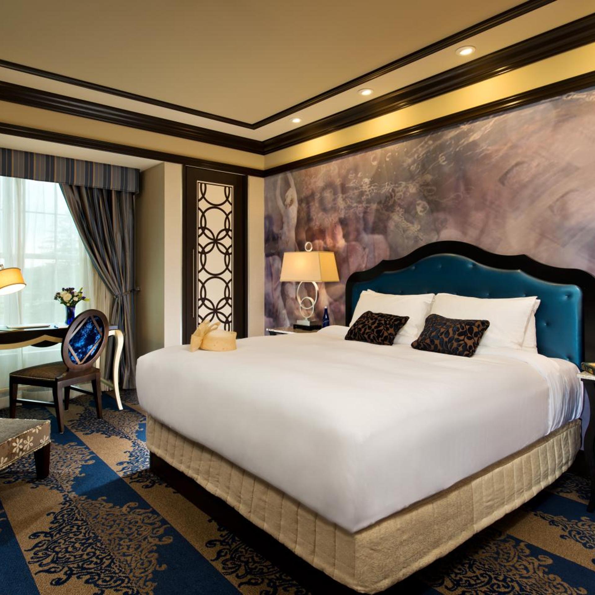 Room, King Bed, Track View