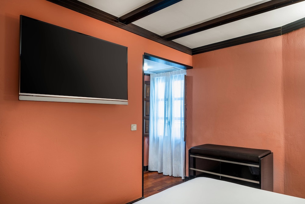 Hotel Palacio de Santa Paula Autograph Collection 26/42
