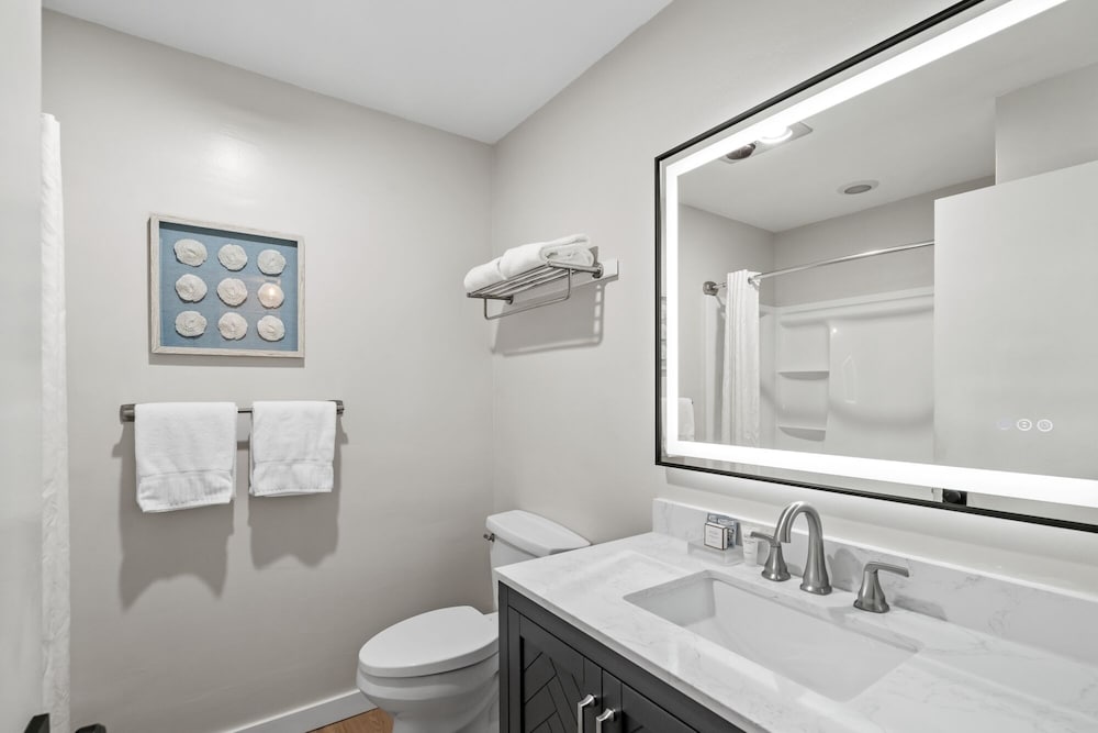 1 Bedroom, Condo, Suite, King Bed, Bay View, Sofa، The Embarcadero Resort Hotel & Marina 3/4