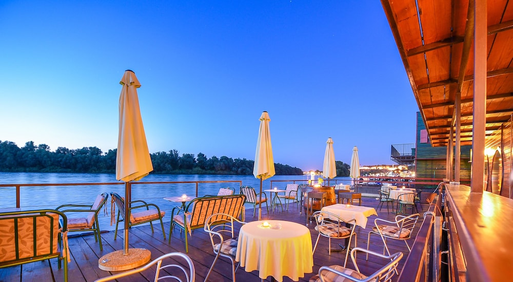 San Art Floating Hostel&Apartments 16/28