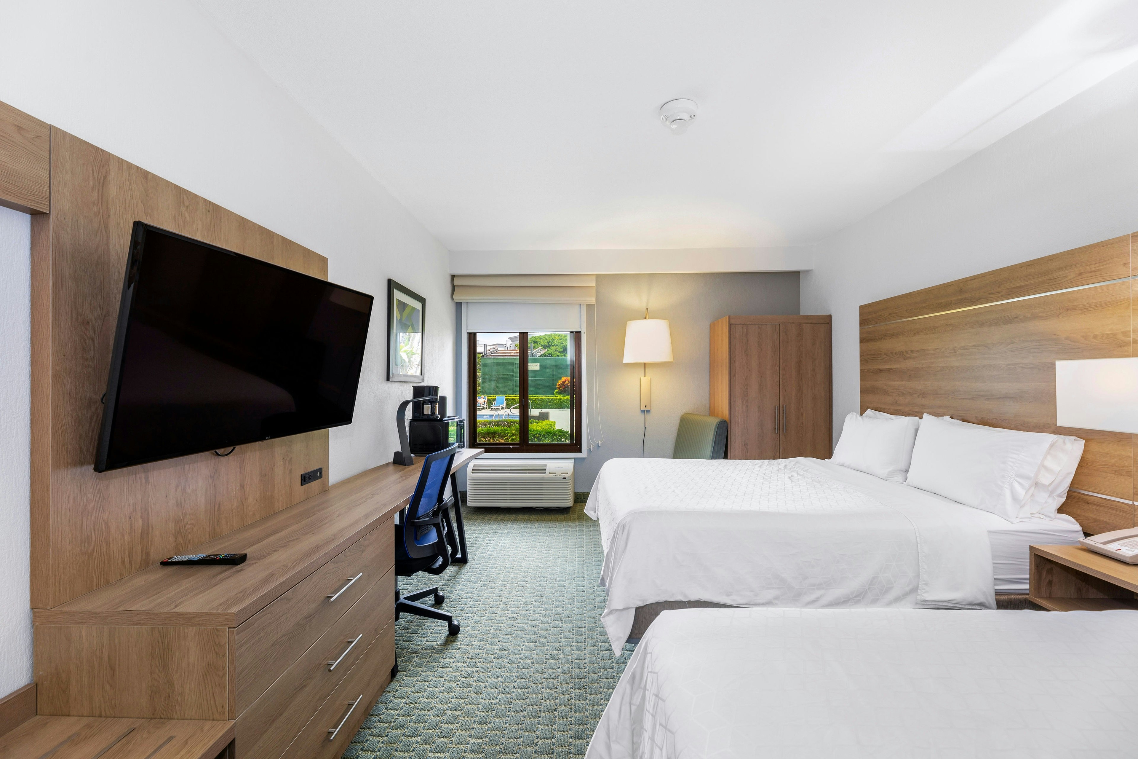 Standard, 2 Queen Beds, Pool View