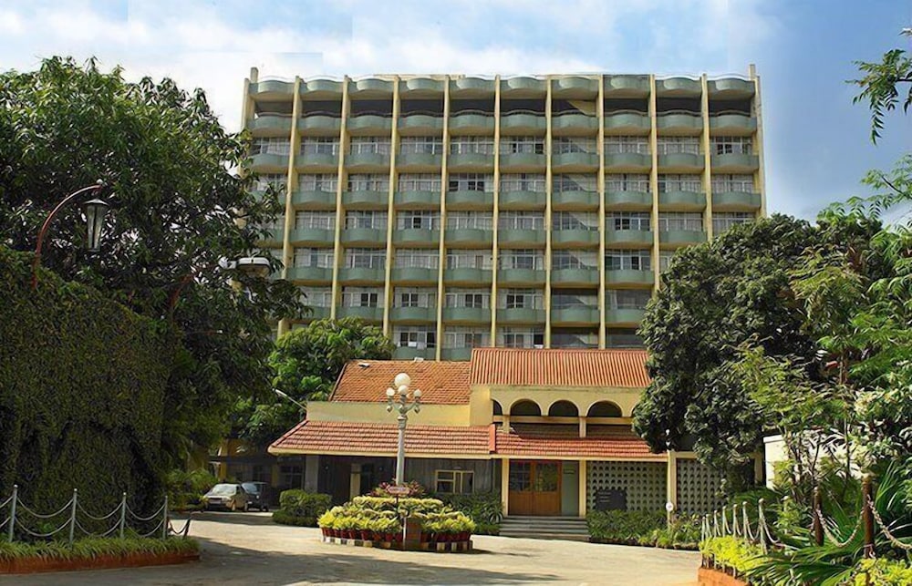 WOODLANDS HOTEL 5/50
