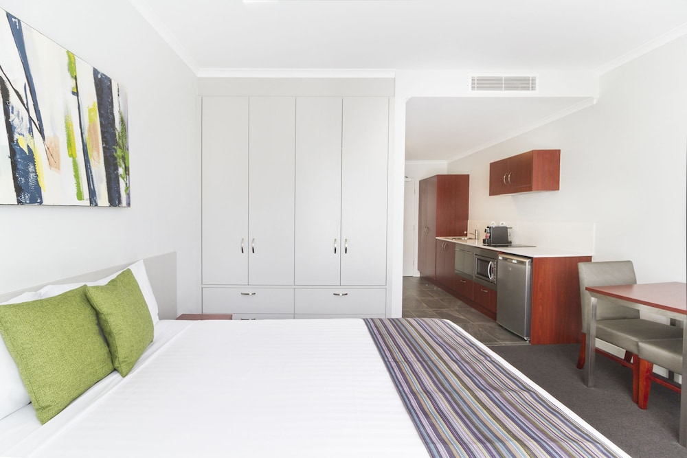 ABODE NARRABUNDAH 15/71
