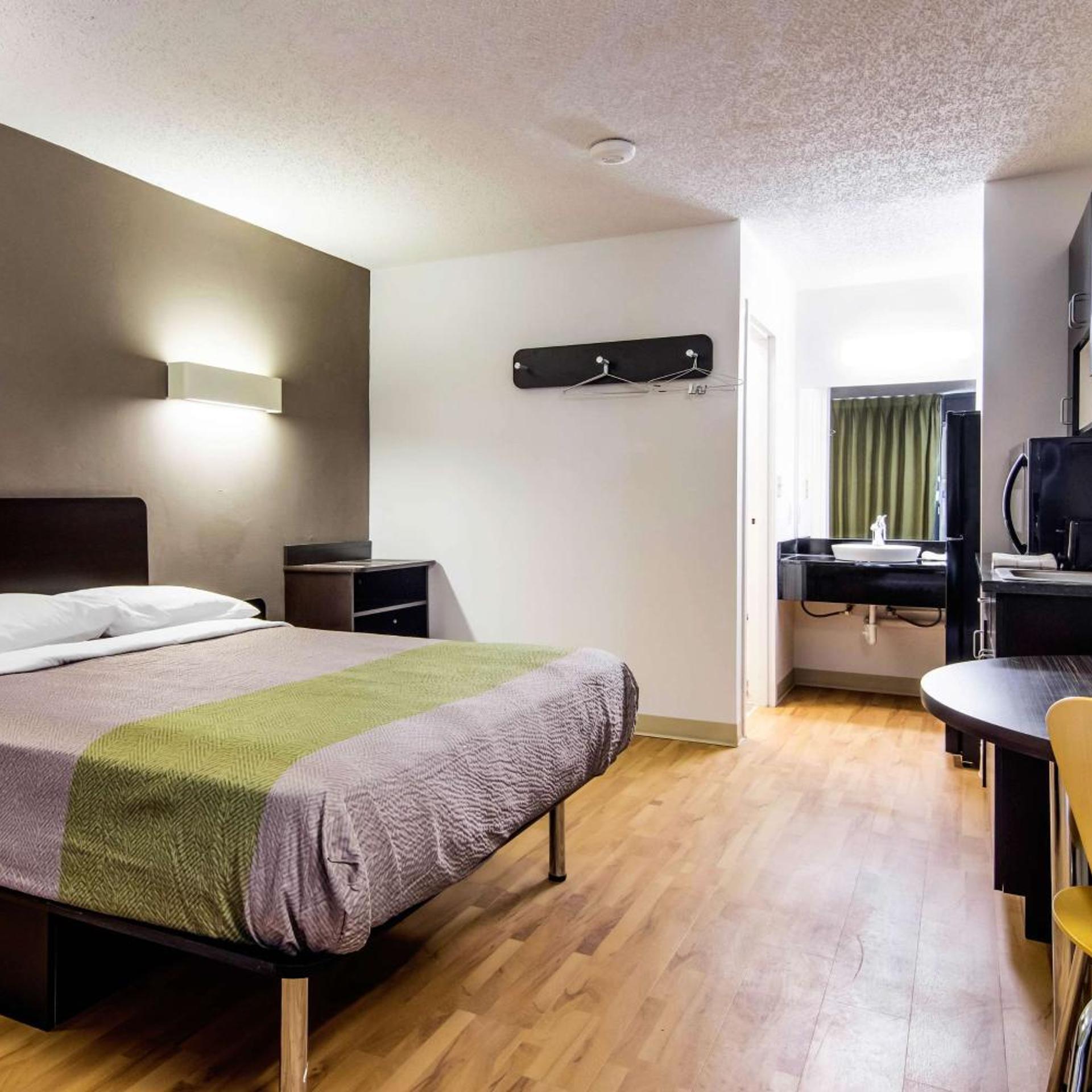Deluxe, Queen Bed