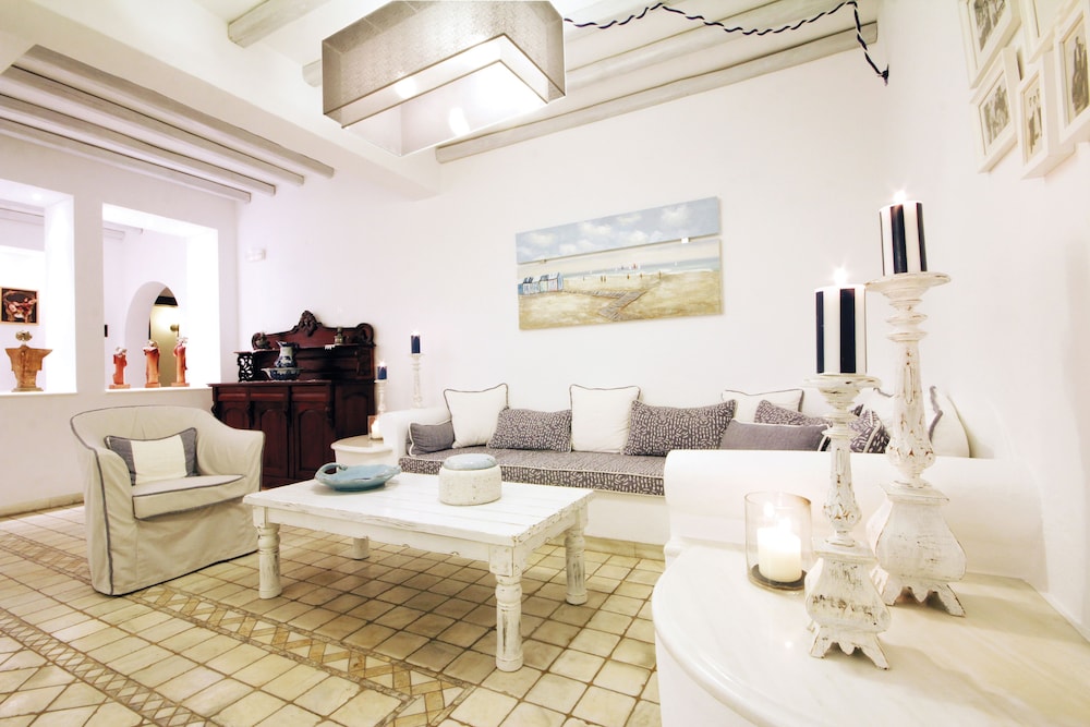 Pelican Bay Art Hotel 47/63
