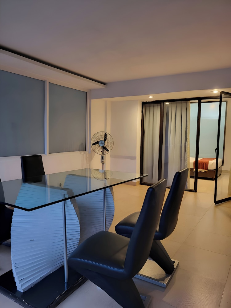 The New Marrion Hotel 35/44
