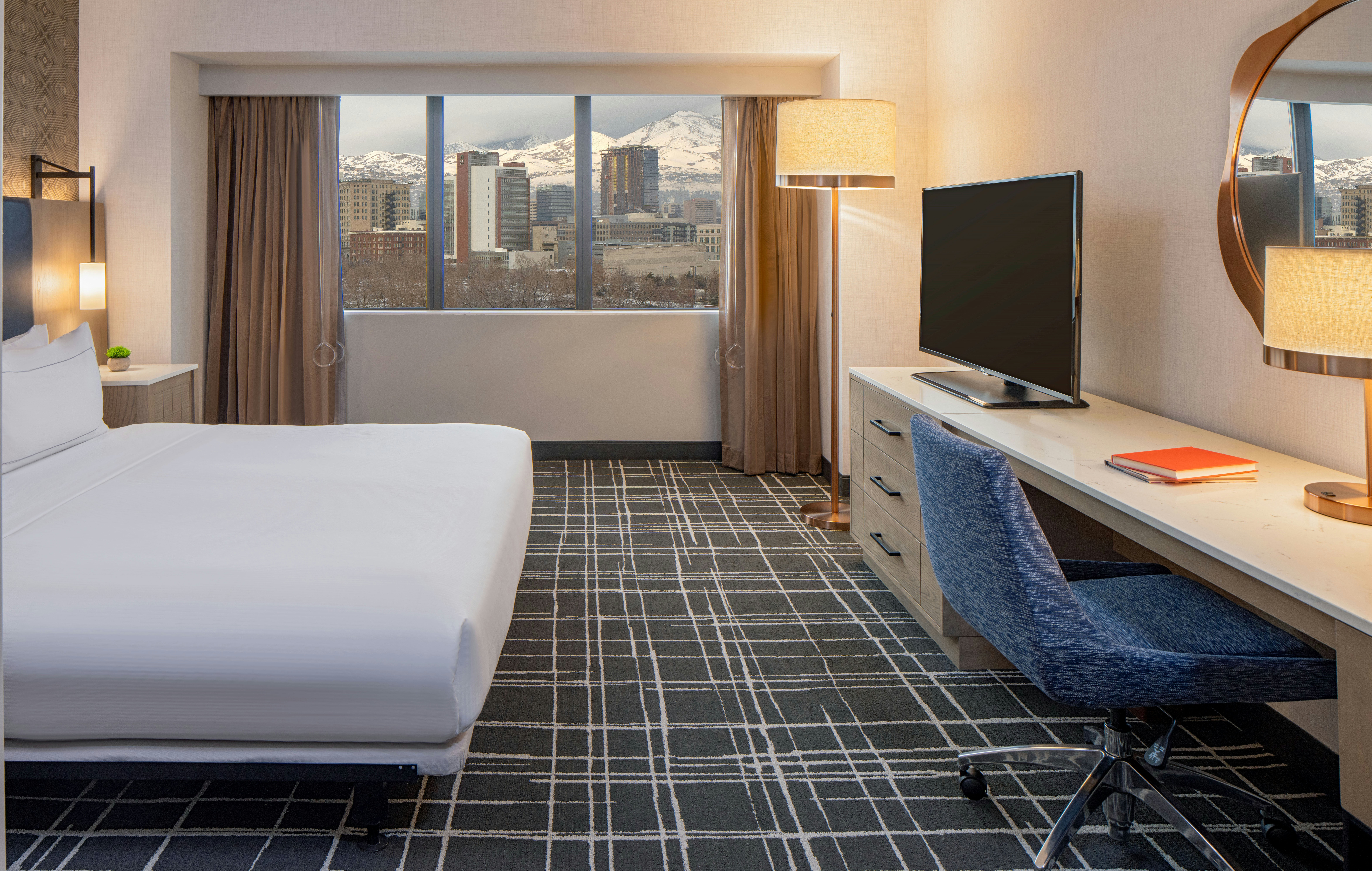 SUITE, KING BED, ACCESSIBLE