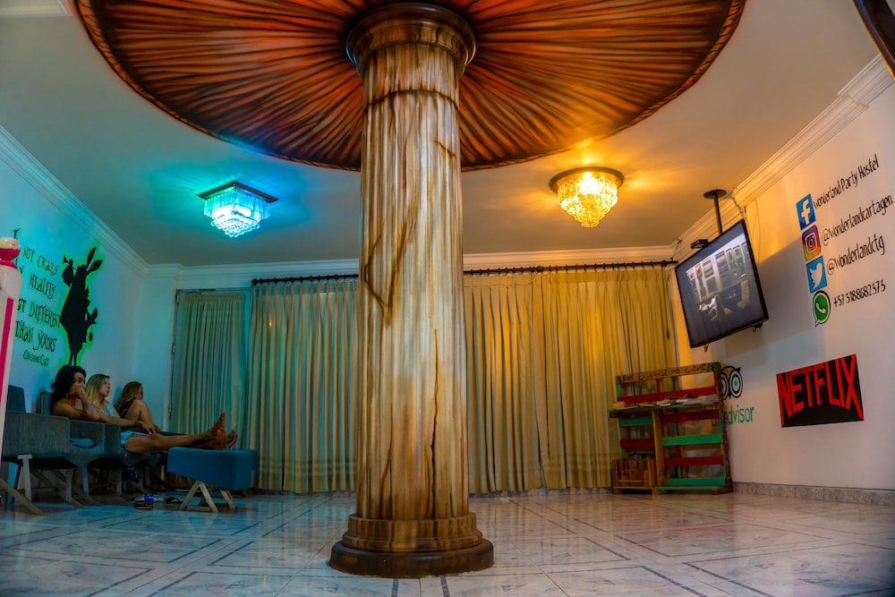 Wonderland Party Hostel 27/51