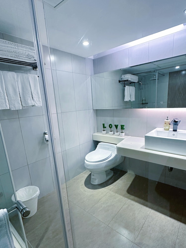 Champs Elysees Hotel 44/47
