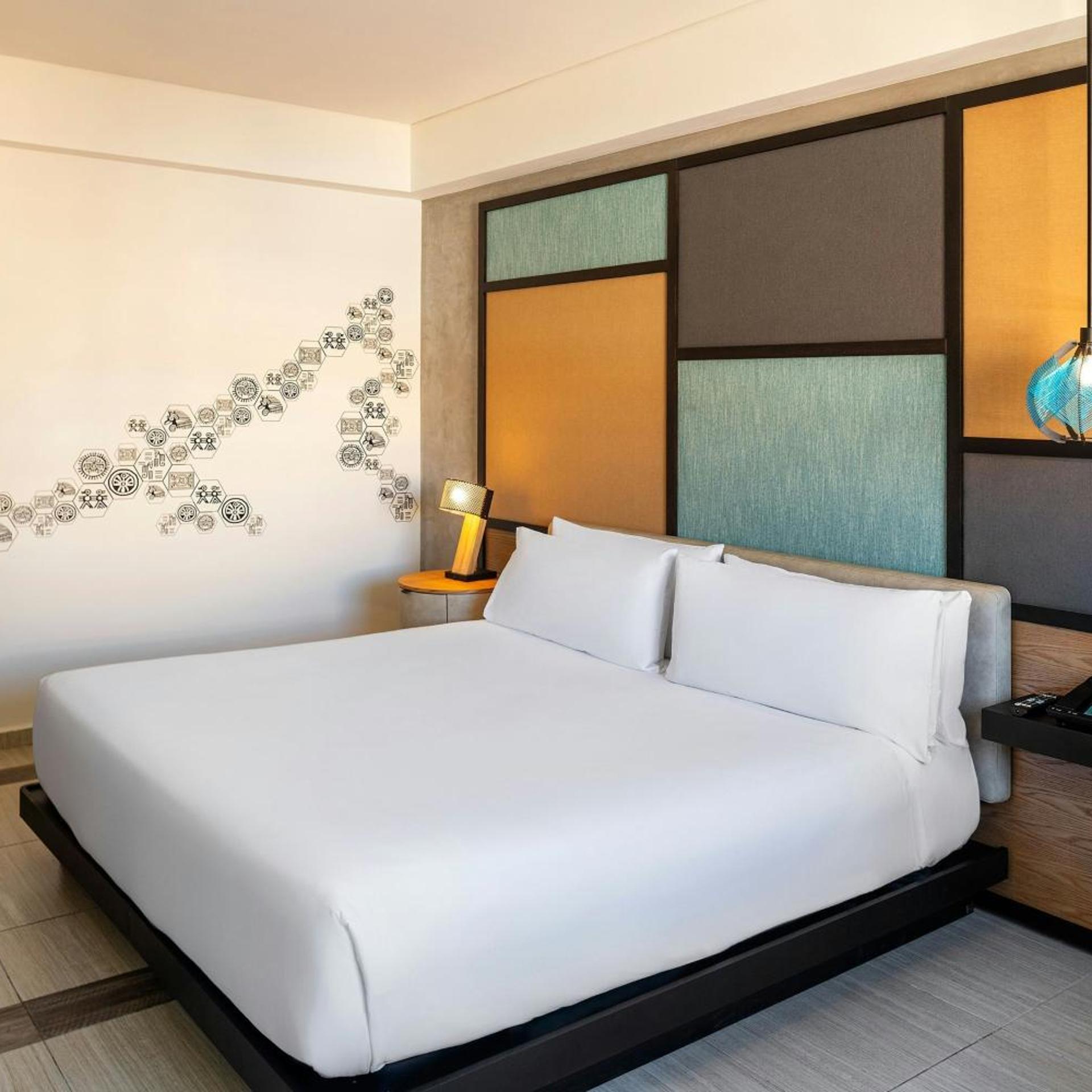 Aloft, Guest Room, King Bed, Lagoon View