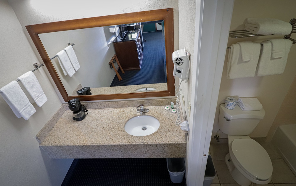 University Inn Suites 21/39