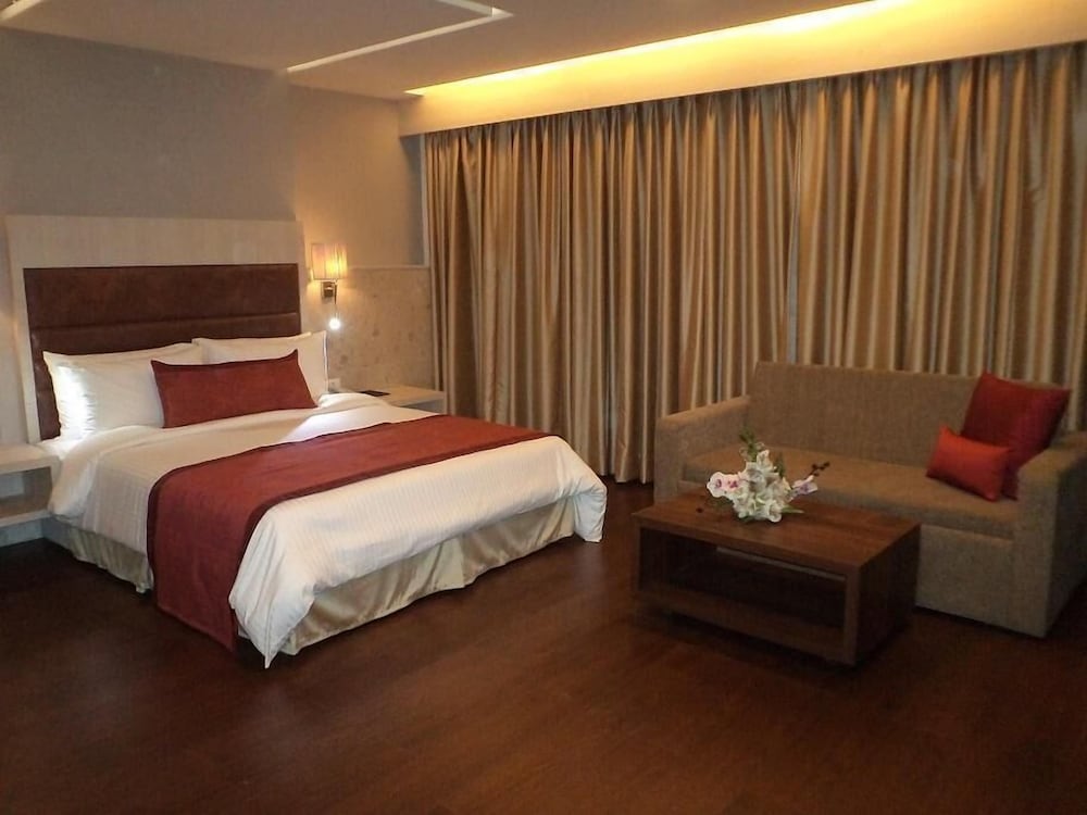 Mahagun Sarovar Portico Suites 15/38