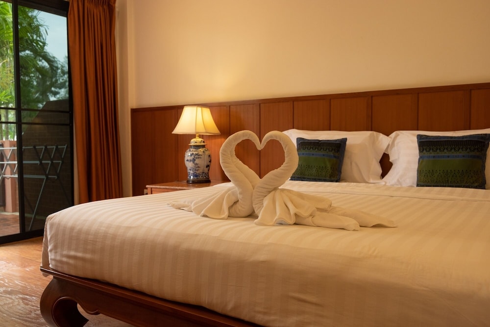 Pavilion, Twin Beds