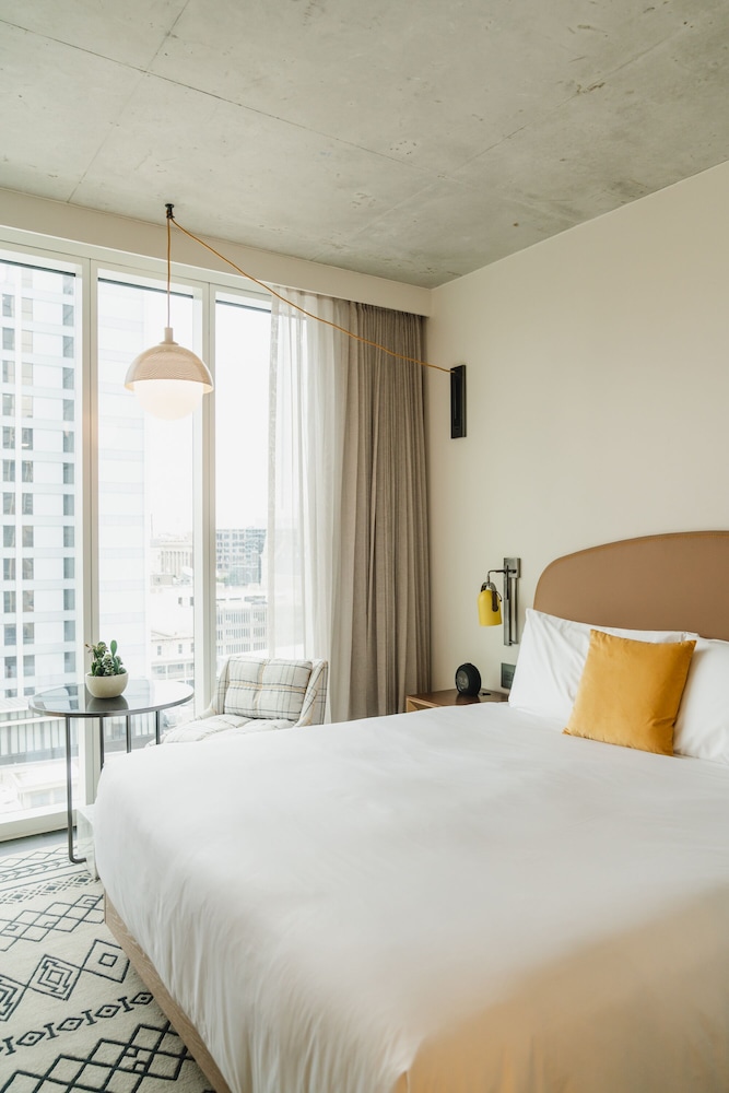 ROOM, KING BED