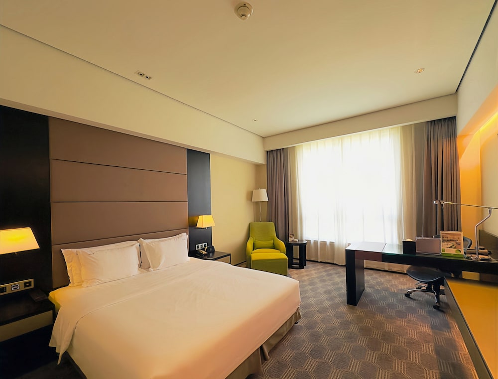 Standard, King Bed, Middle Floor, Smoking