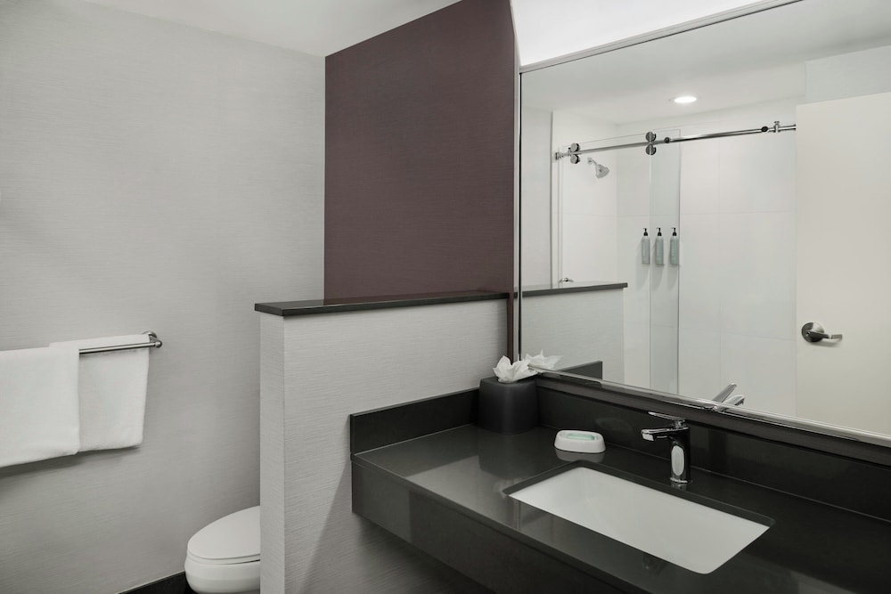 Courtyard by Marriott Kansas City Shawnee 68/71