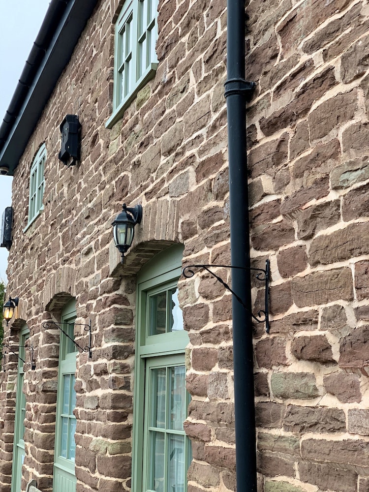 England's Gate And Coachhouse 3/34