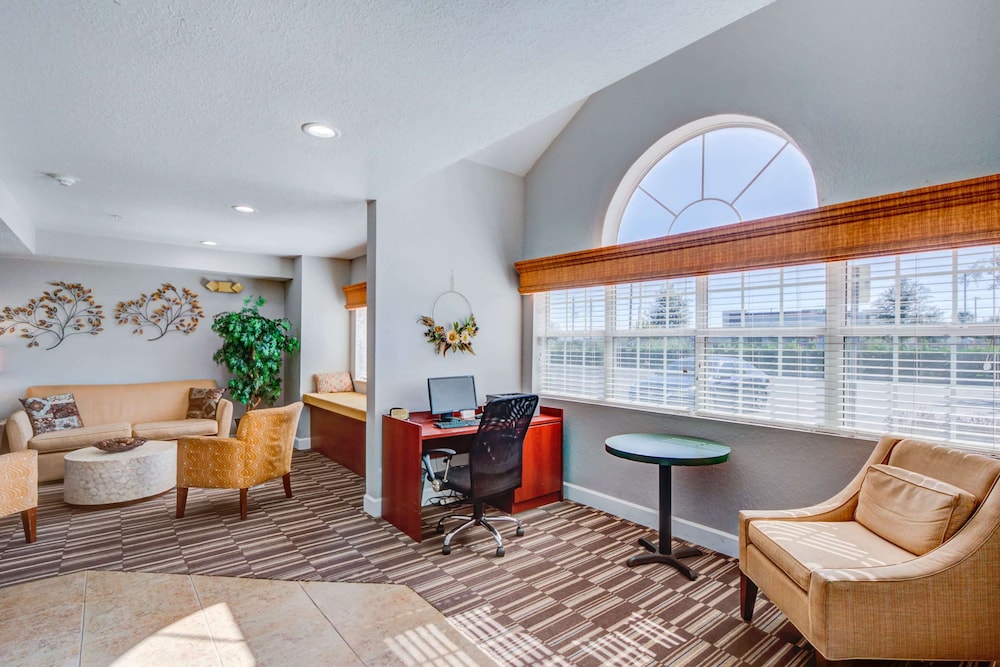 Microtel Inn Suites By Wyndham Zephyrhills 33/48