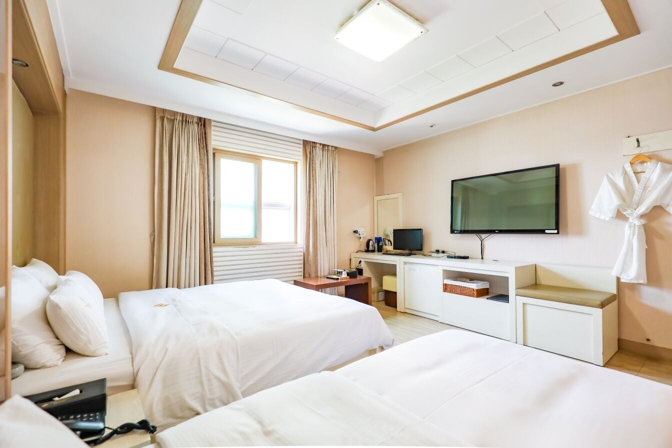 Room, 1 Queen and 1 Single Bed, Charlot Castle Hotel 4/9