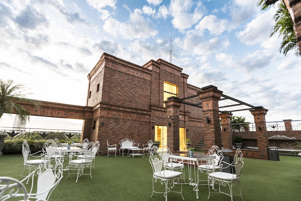 La Mision Hotel Boutique 64/67