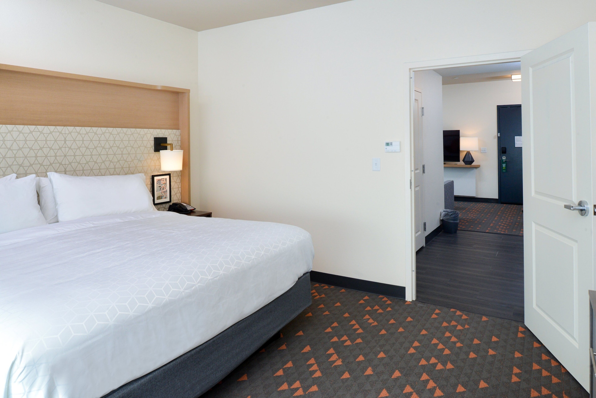 SUITE, KING BED, ACCESSIBLE