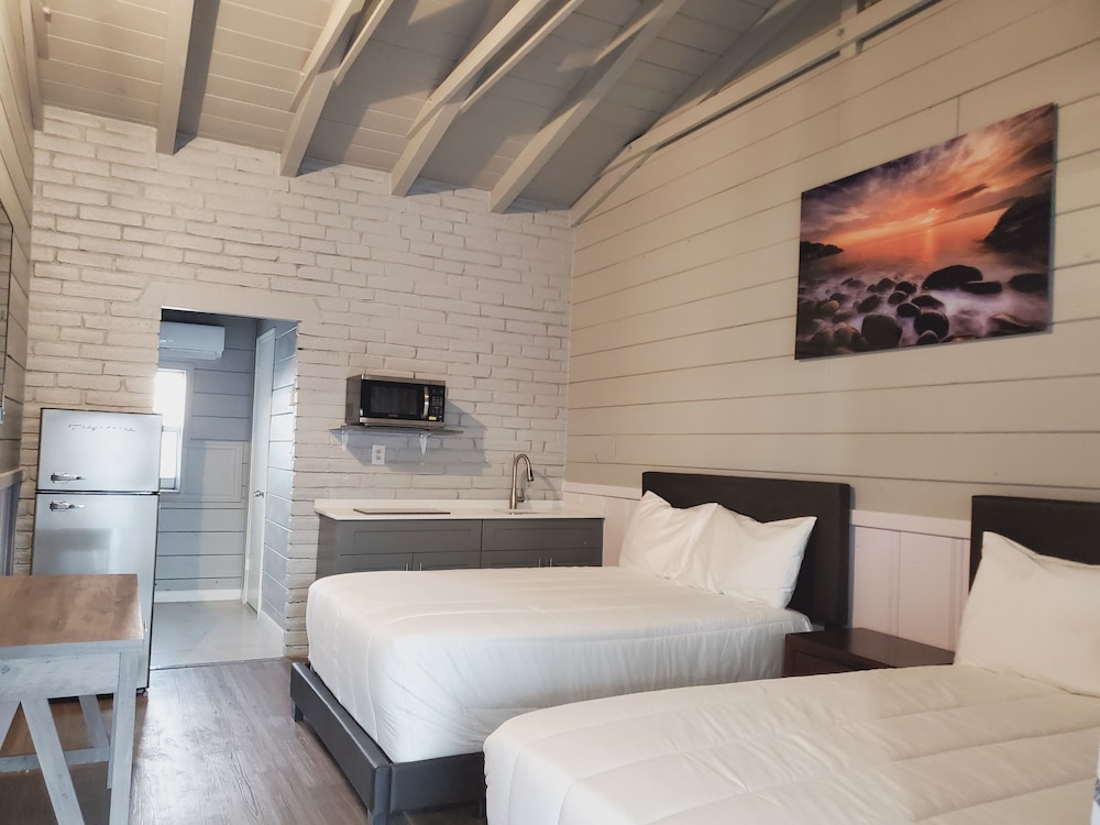 2 BEDROOMS, TRADITIONAL