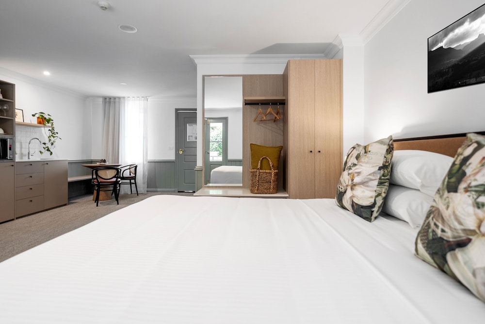 Studio, King Bed