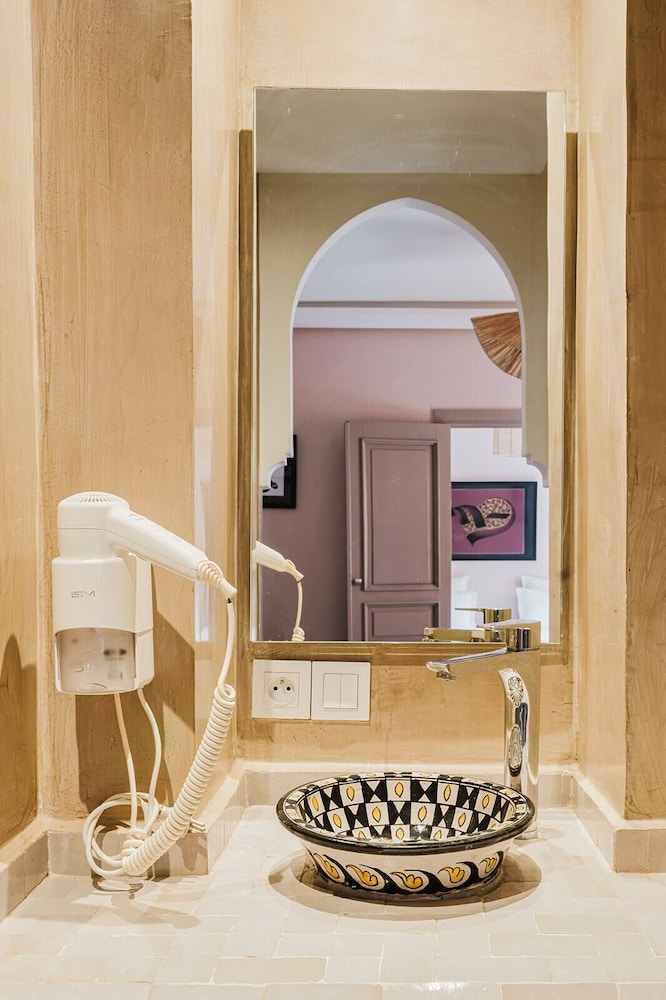 Amani Hotel Suites & Spa 16/85