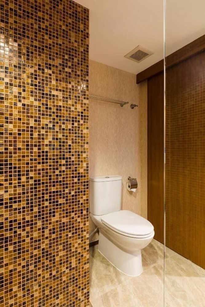 Asia Hotels Group (Poonpetch Hotel) 61/63