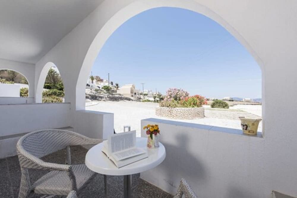 Thira S Dolphin Hotel 46/72