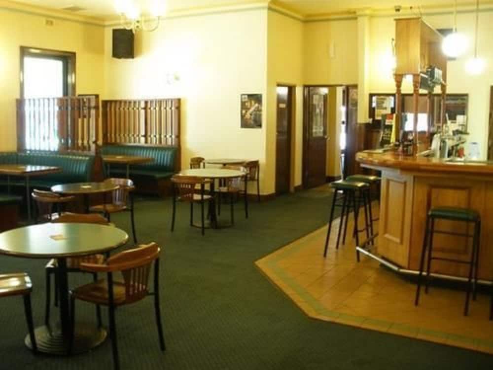 DESERT SAND MOTOR INN 18/25