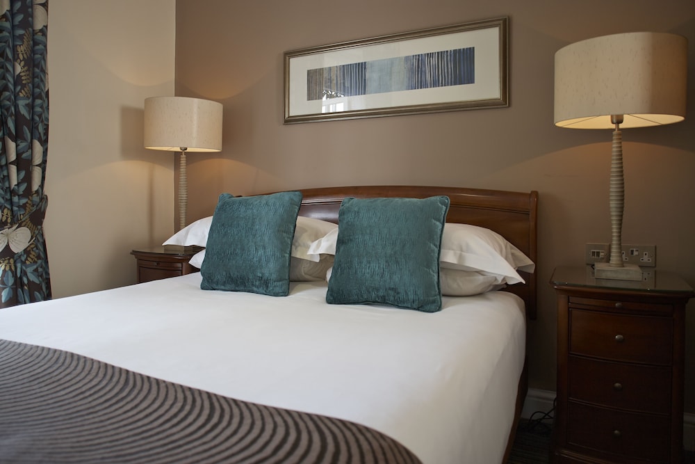 SIR CHRISTOPHER WREN HOTEL AND SPA 32/84