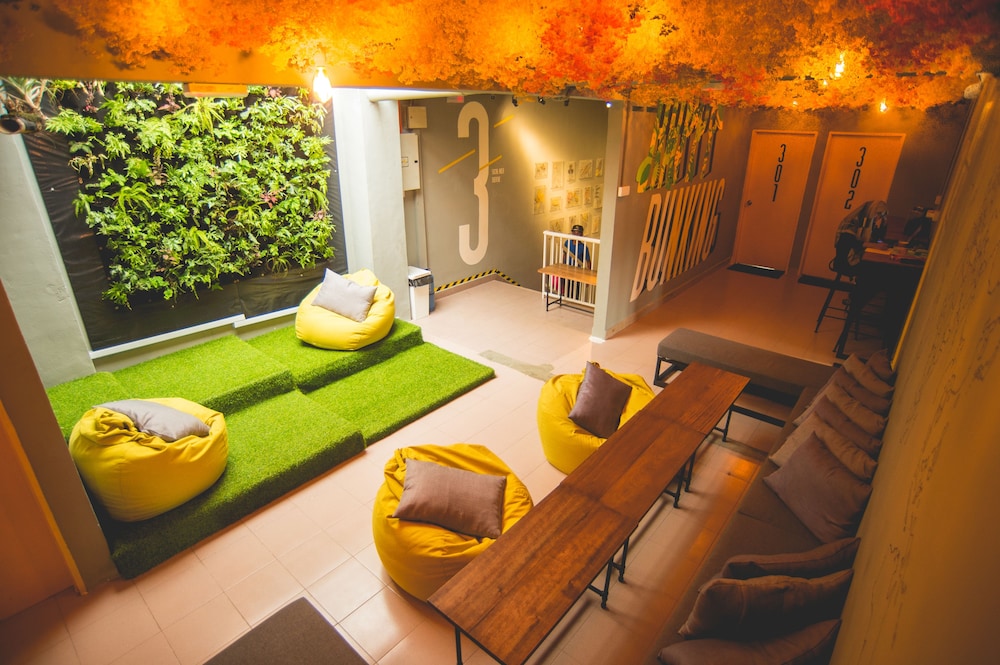 Traveller Bunker Hostel 14/45