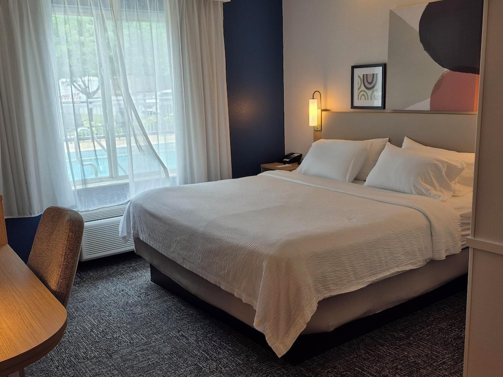 غرفة بسرير كينج بحوض استحمام، Spark by Hilton Lancaster 2/6