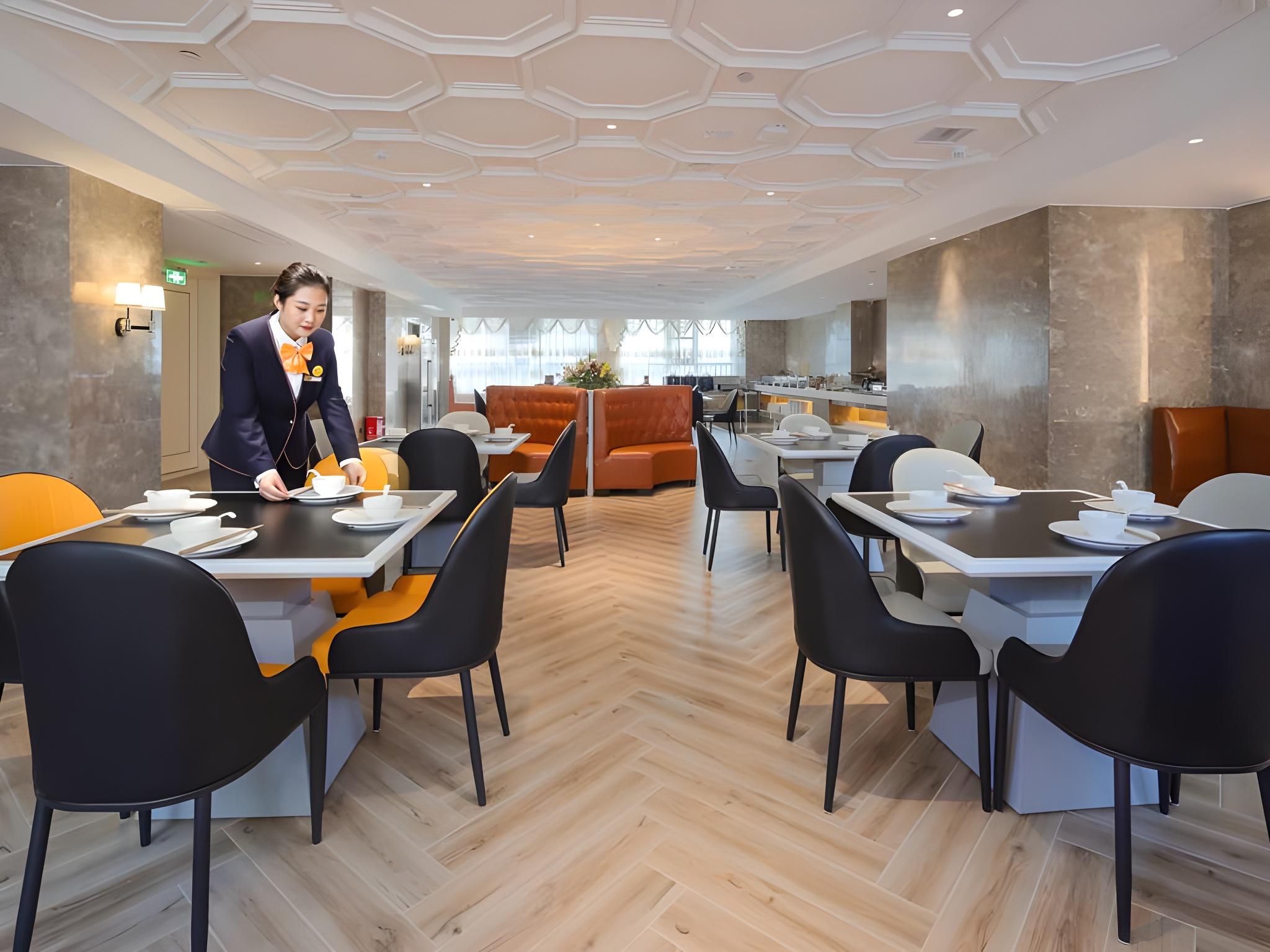 Vienna International Hotel (Luyi Passenger West Station) 24/33