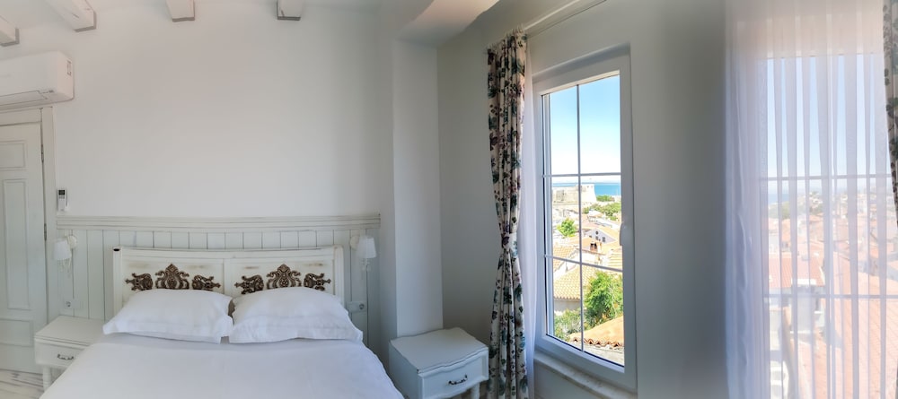DELUXE, TRIPLE, SEA VIEW