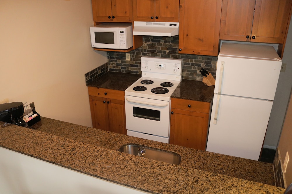 Tantalus Resort Lodge 25/55