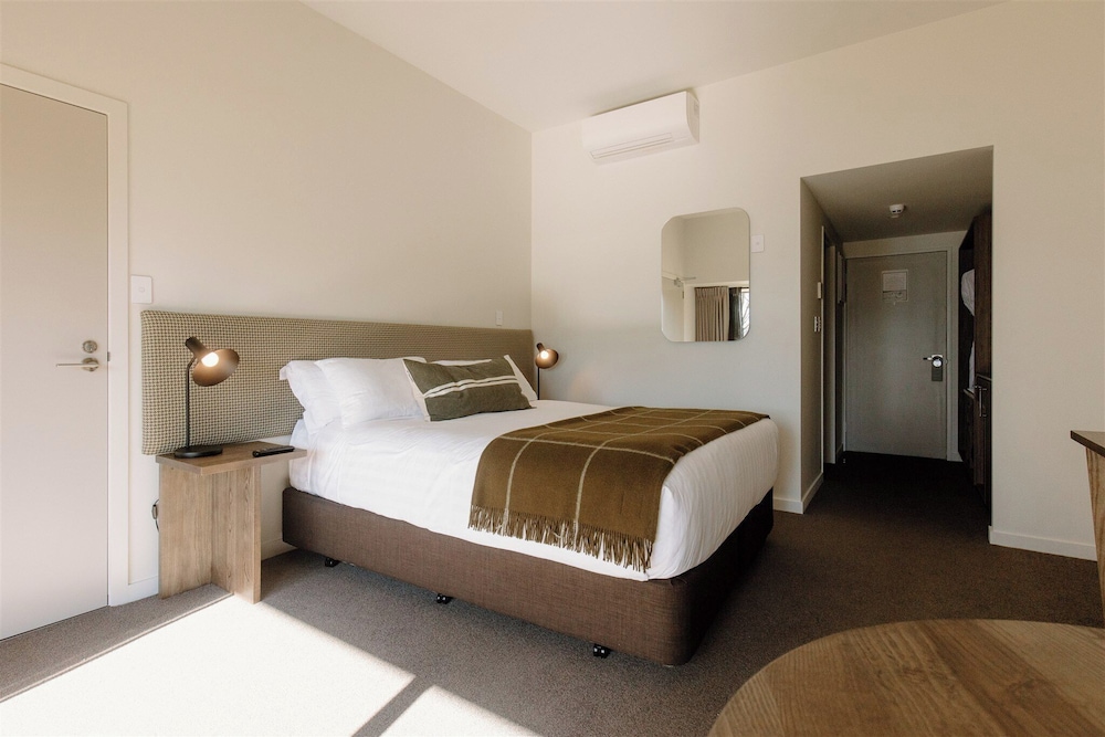 Premium Hotel Room، Edgewater Hotel 2/6