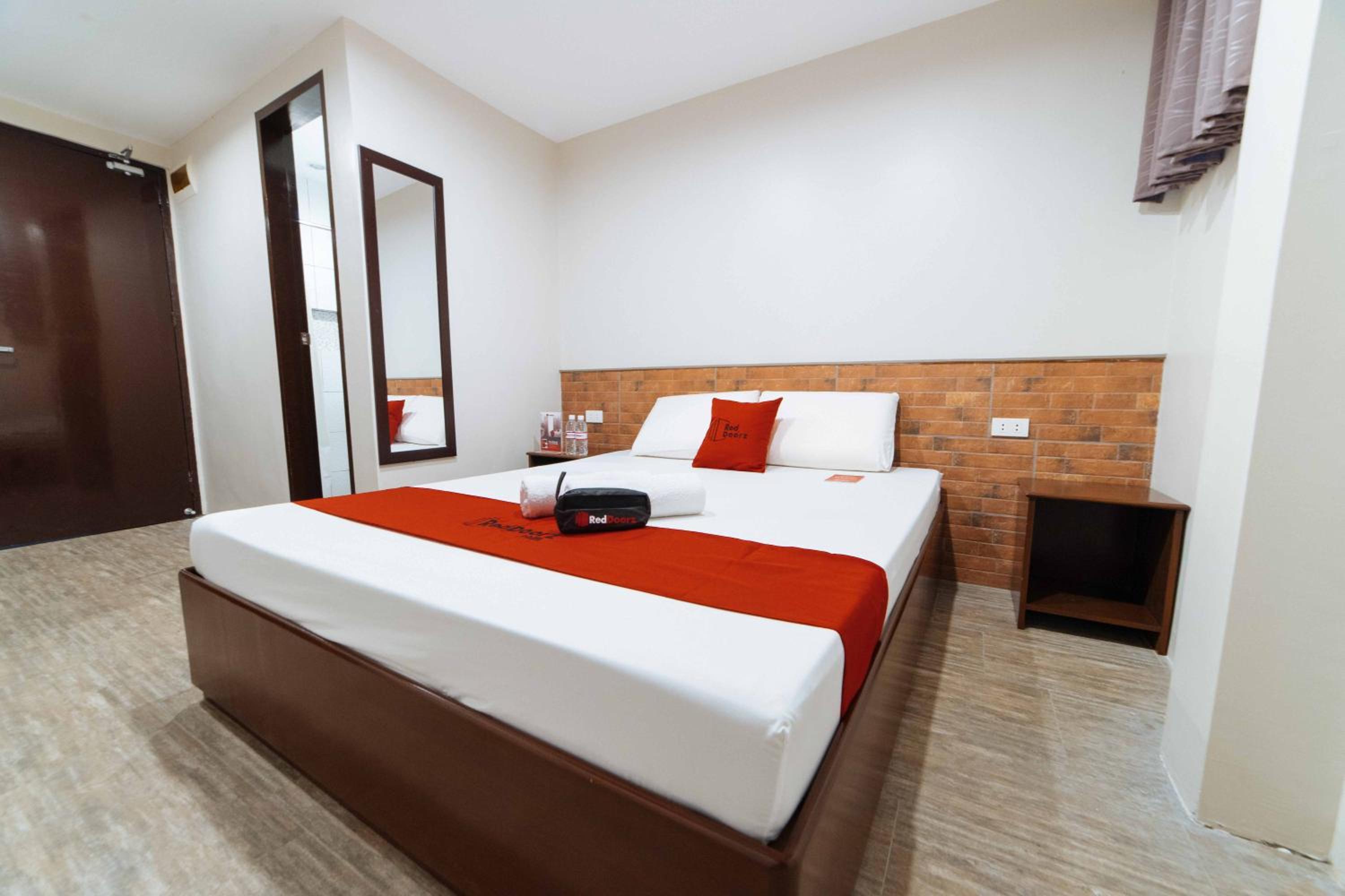 RedDoorz @ Traveler's Inn Bajada Davao 14/24
