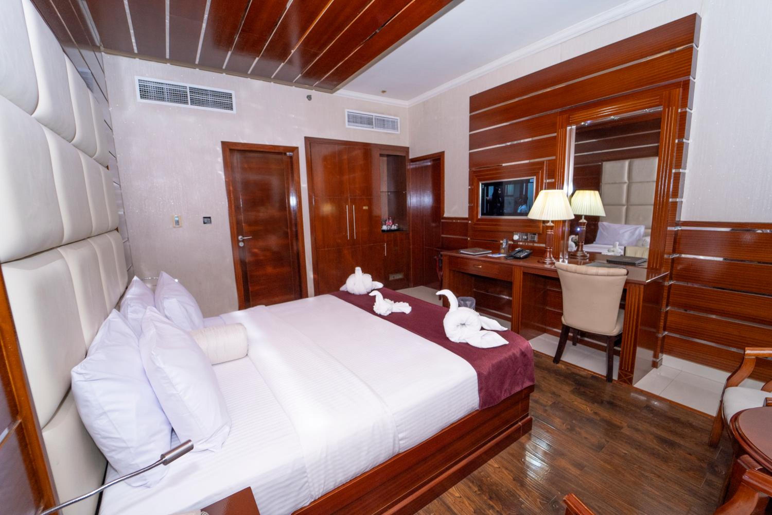 Executive, Suite