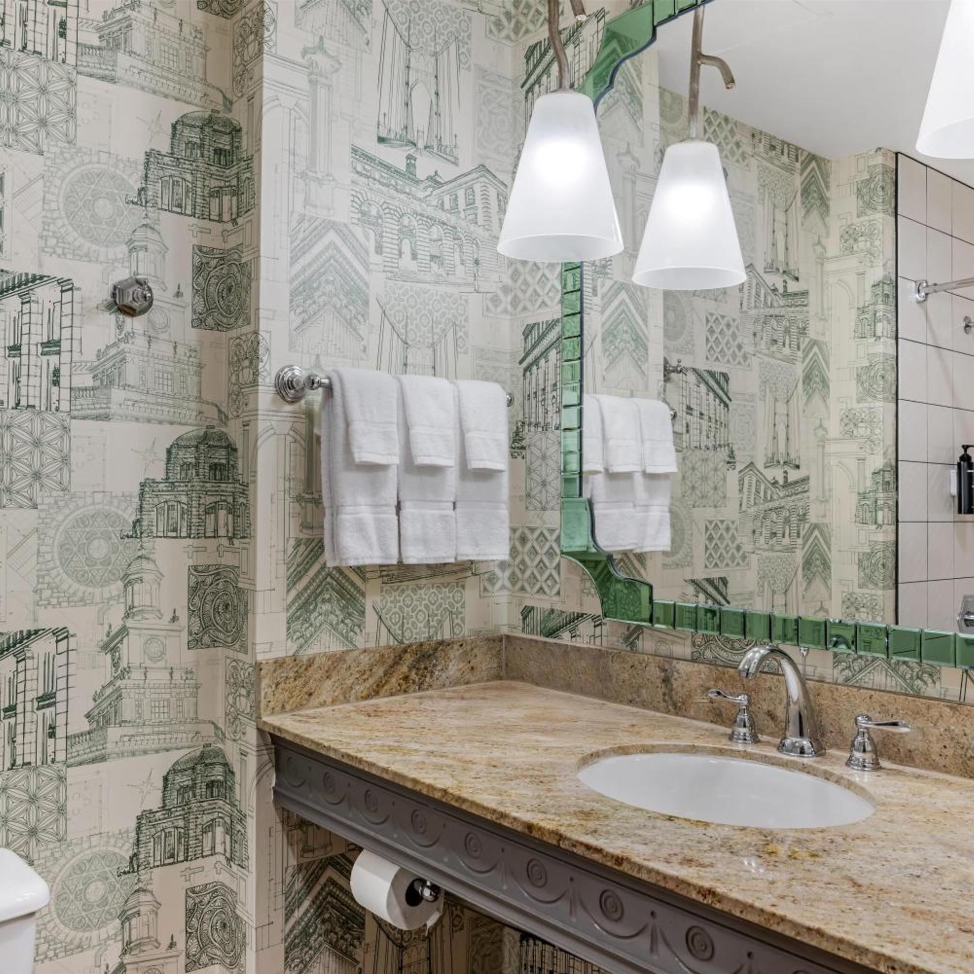 Suite, King Bed, Bath and Shower, Accessible، Royal Sonesta Portland Downtown 3/7