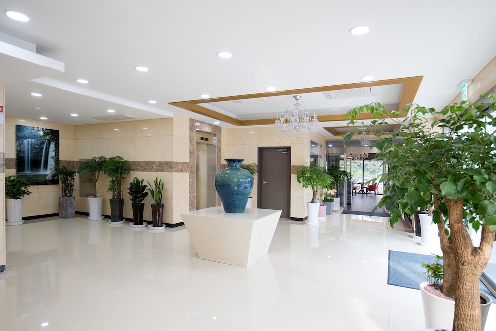 Cheonjiyeon Crystal Hotel 10/80